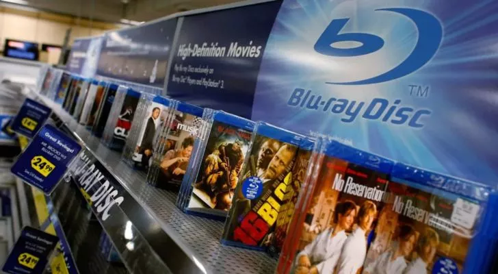 Фильмы в формате Blu-ray выставлены в магазине.