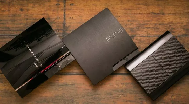 3 типа моделей PS3 на столе.