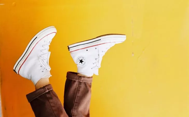 Человек в белых кроссовках Chuck Taylors