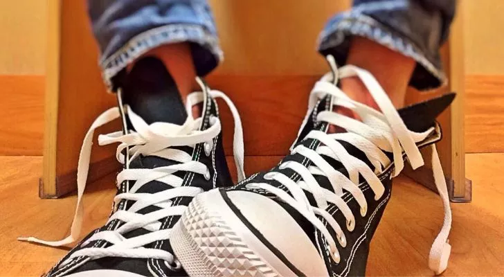 Пара черных туфель Converse Chuck Taylor.