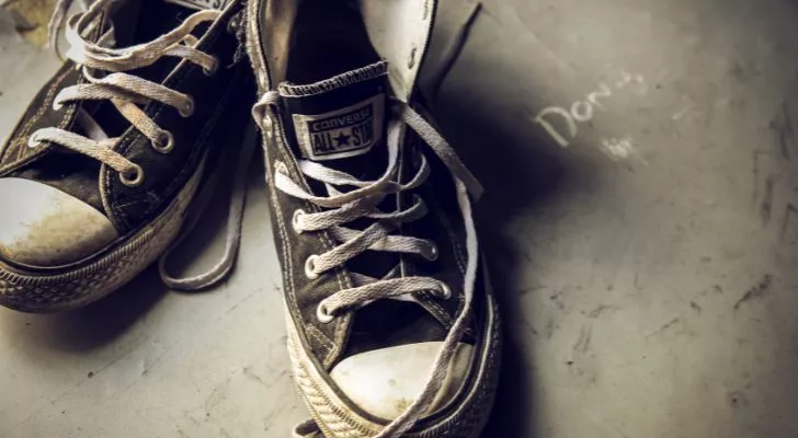 Грязные старые черные кеды Converse Chuck Taylors