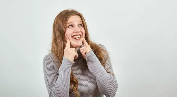 Женщина фальшиво смеется