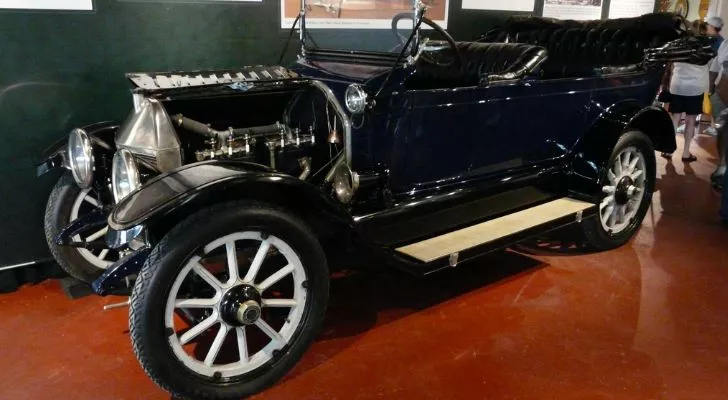 Первый произведенный Chevrolet - Series C Classic Six 1912 года.