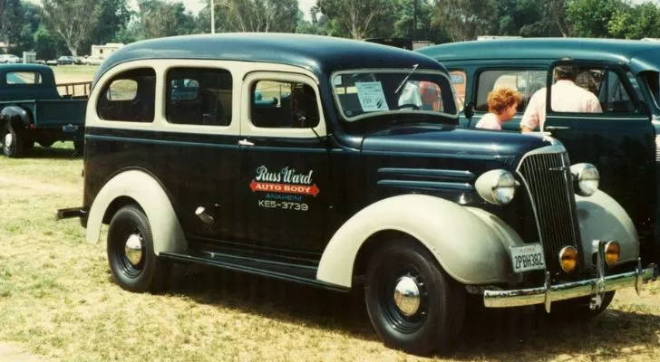 Chevrolet Suburban Carryall 1937 года выпуска.