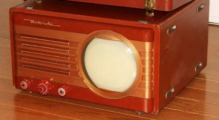 Один из первых портативных телевизоров Motorola.