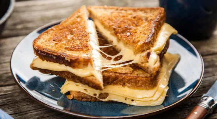 Вкусный на вид сырный сэндвич с жареным сыром на тарелке