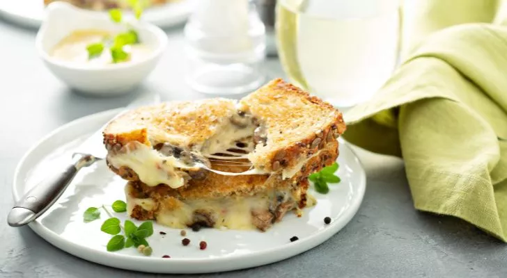 Роскошный сэндвич с сыром на гриле и вкусным хлебом.