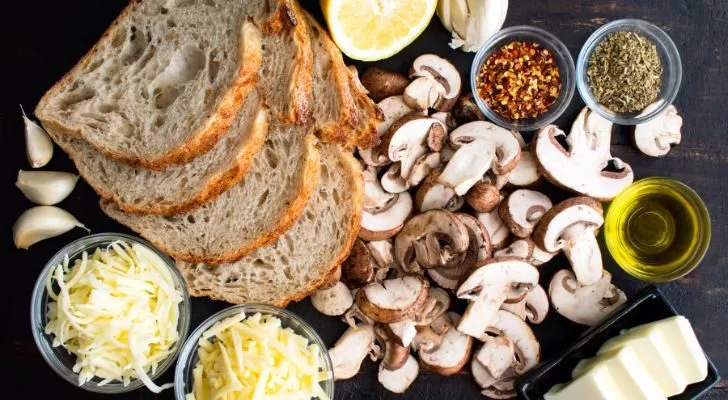 Приготовление сэндвича с сыром на гриле, грибами и чесноком