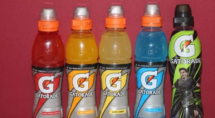 Пять бутылок Gatorade с "г" логотип в разных вкусах и цветах