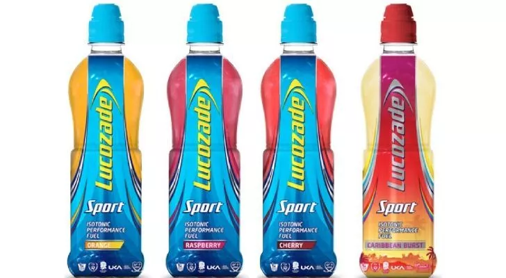 Четыре бутылки напитков Lucozade четырех разных вкусов.