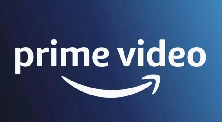 Логотип Amazon Prime Video отображается белым цветом на синем фоне.
