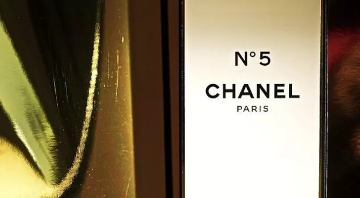 Флакон духов Chanel №5.